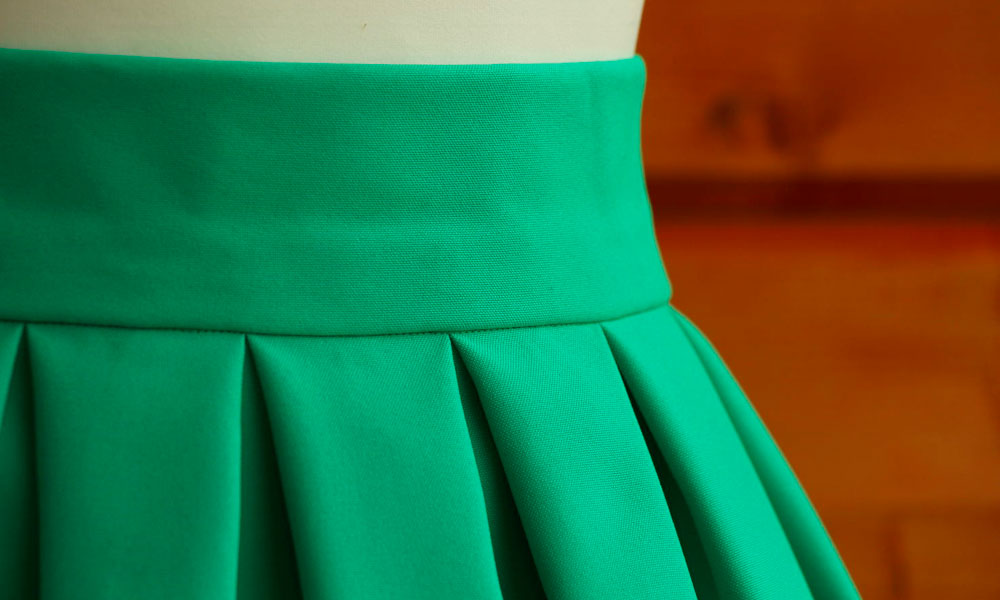 зеленая юбка из габардина фото